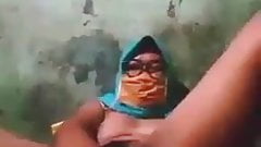 tudung slut slide cucumber in her pussy