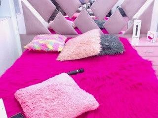 giggi-sumer nude on webcam in her Live Sex Chat Room