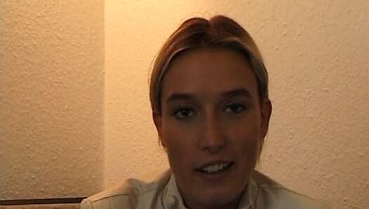 Blondes 18yo teen fingert sich auf einer Couch