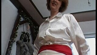 Retro MIlf fistet die Fotze mit einer Kerze
