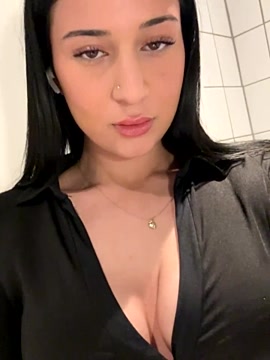 Yasmiine xxx nude stripping on webcam for live sex video chat
