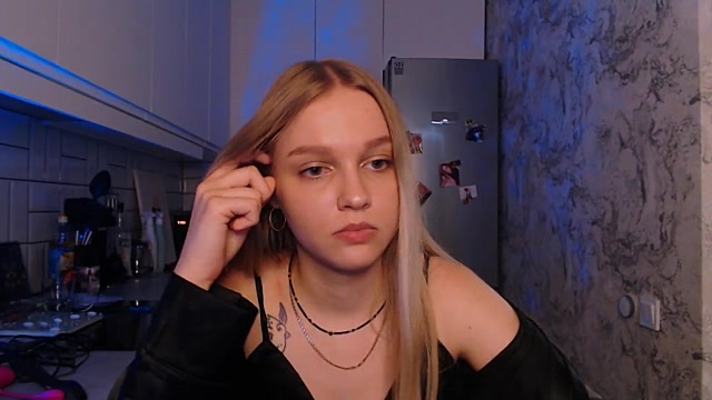NaomiShake xxx nude stripping on webcam for live sex video chat