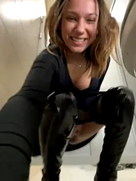 _MiaQueen_ xxx nude stripping on webcam for live sex video chat
