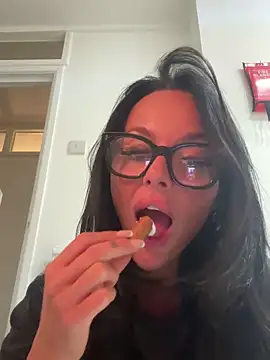 Juicylucie xxx nude stripping on webcam for live sex video chat